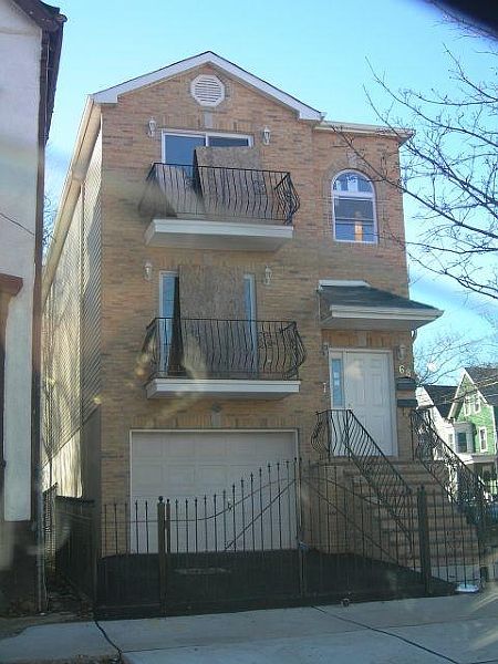 1st image of 68 11th Ave W