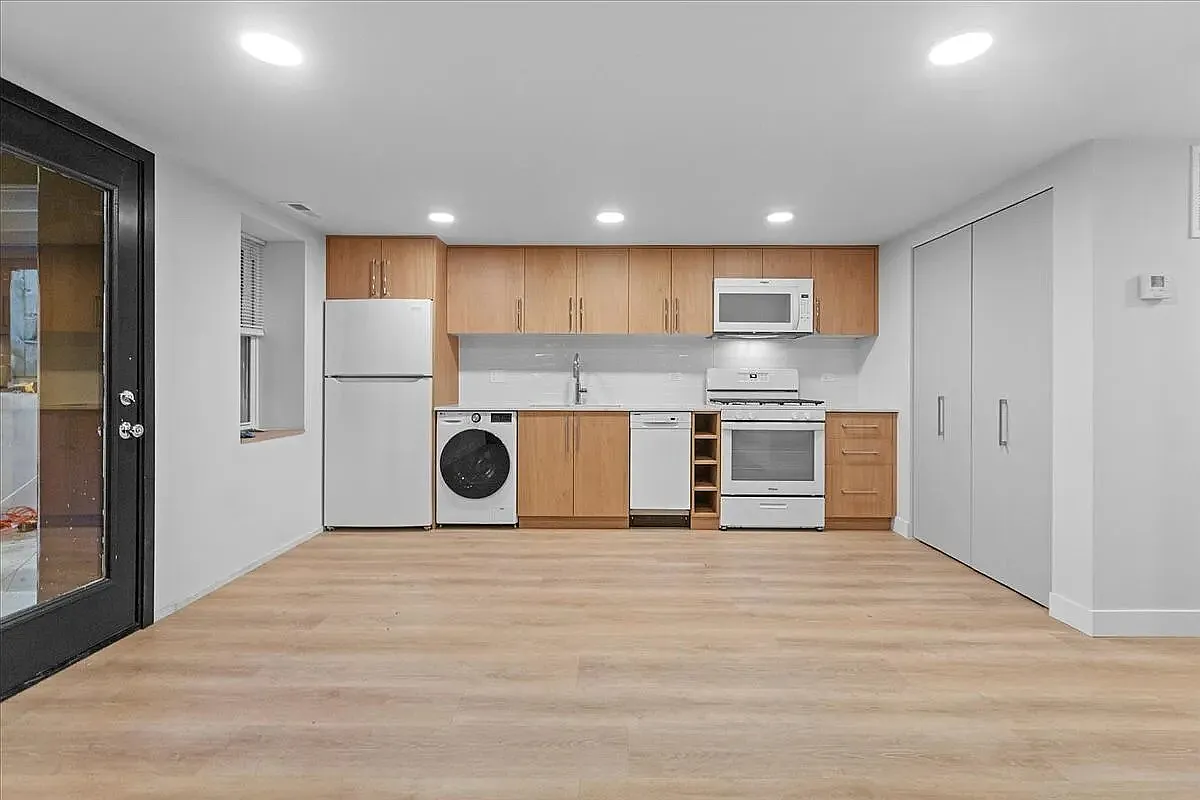 3 bed, 980 sqft, $2,400 — Photo 2