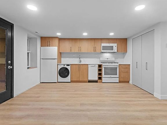 2nd image of 927 N Mozart St #G