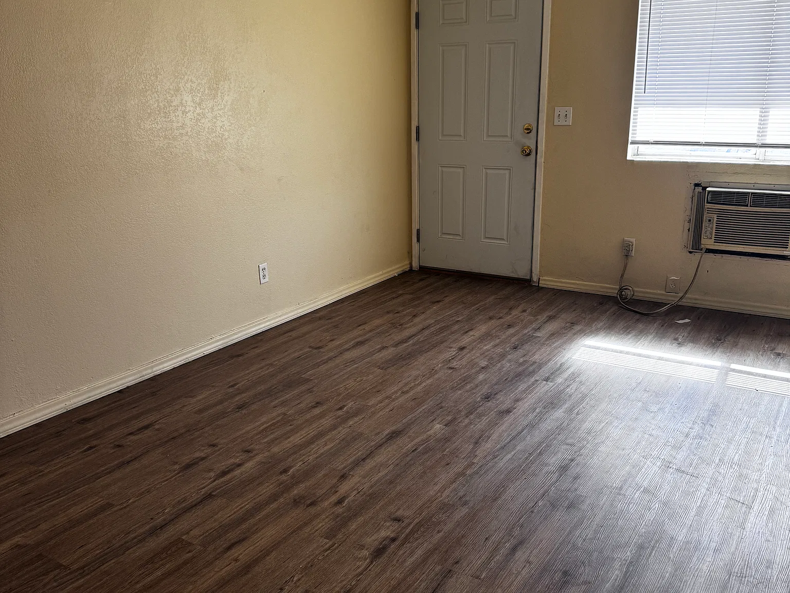 1015/1017 Grand Ave. Apt 1. on 2nd floor. — Photo 2