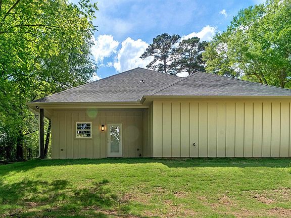 3rd image of 1124 Hackberry Rd