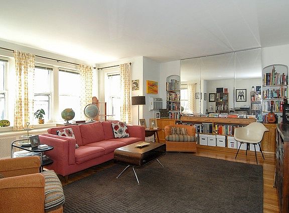 2nd image of 7448 N Claremont Ave #1S