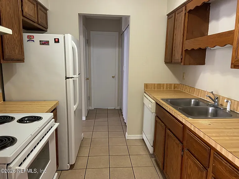 453 Bentwood Ln #B — Photo 6