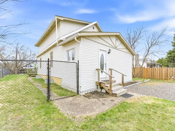 13 Church St, Laurentian Hills, ON K0J 1J0