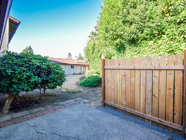 Newly Updated Single Level 2 Bedroom Apt in SE Portland! — Photo 9