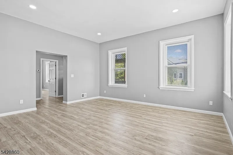 Building Photo - 107 Macarthur Ave #1