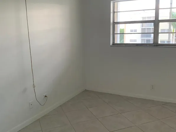 220 SW 9th Ave APT 420, Hallandale, FL 33009