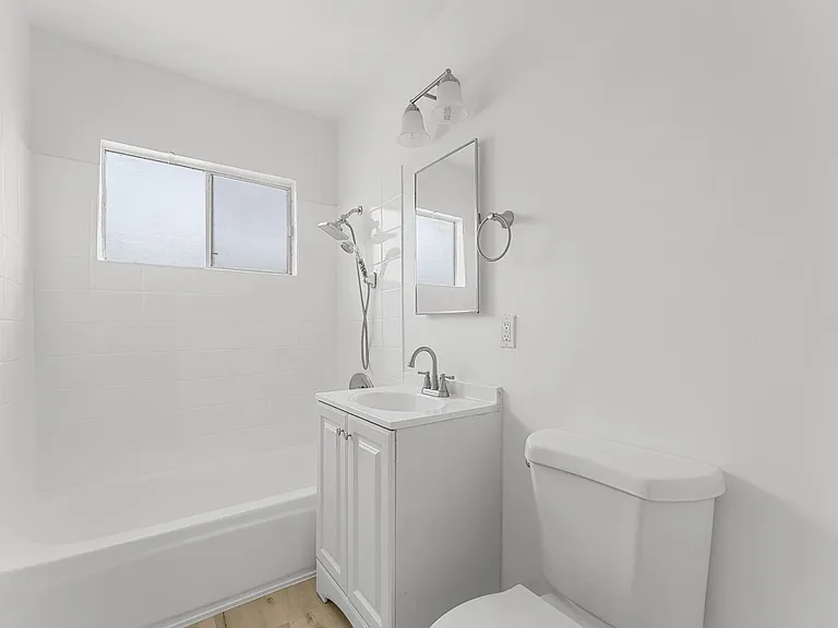531 W Hyde Park Blvd #9 — Photo 6