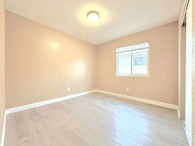 1385 E Vernon Ave — Photo 15
