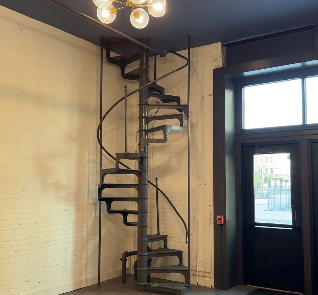 725 Jefferson Ave — Photo 2