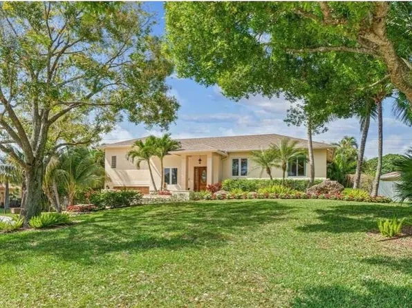 5 Oakwood Court, Boynton Beach, FL 33426