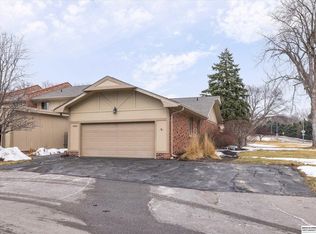 6045 Oakcrest Plz, Omaha, NE 68137