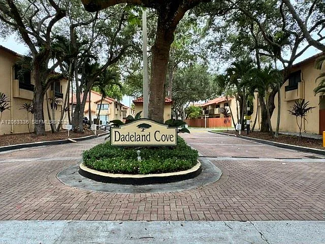 10005 SW 77th Ct — Photo 1