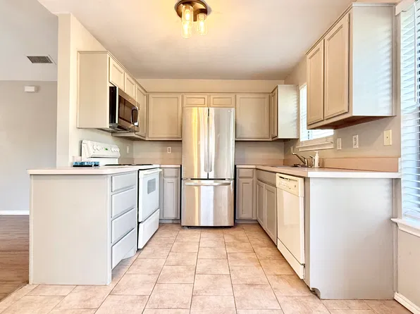124 Stewart Bend Ct #B, Azle, TX 76020