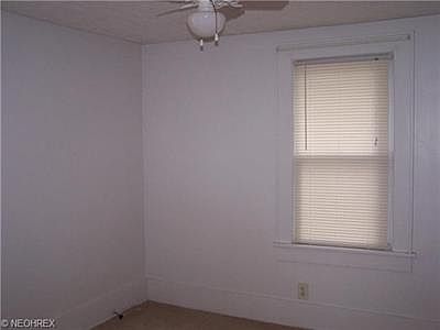 4th image of 643 Marguerite Ave