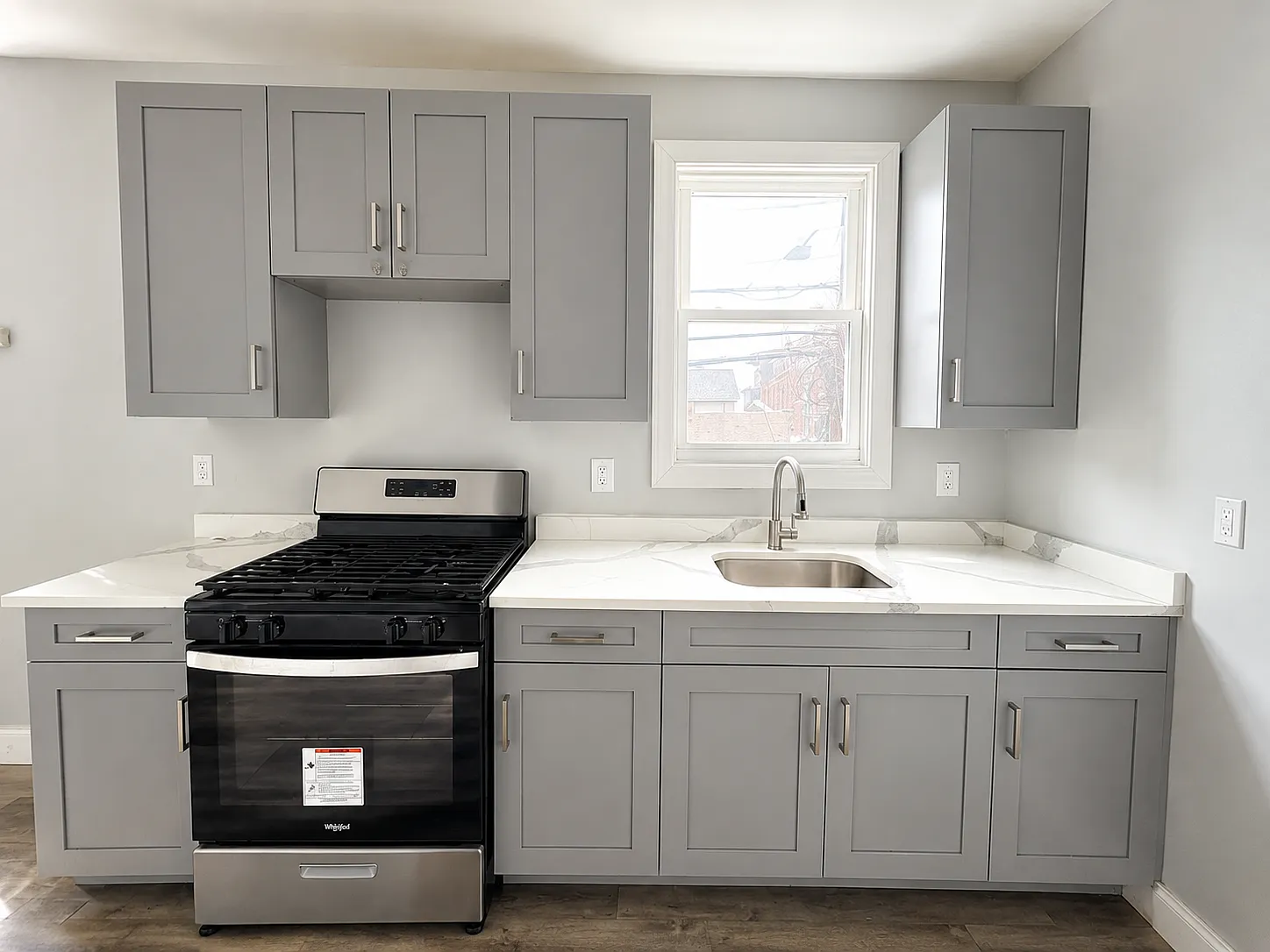 3 bed, 750 sqft, $2,550 — Photo 1