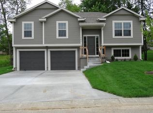 509 Hickory Ridge Dr, Grain Valley, MO 64029