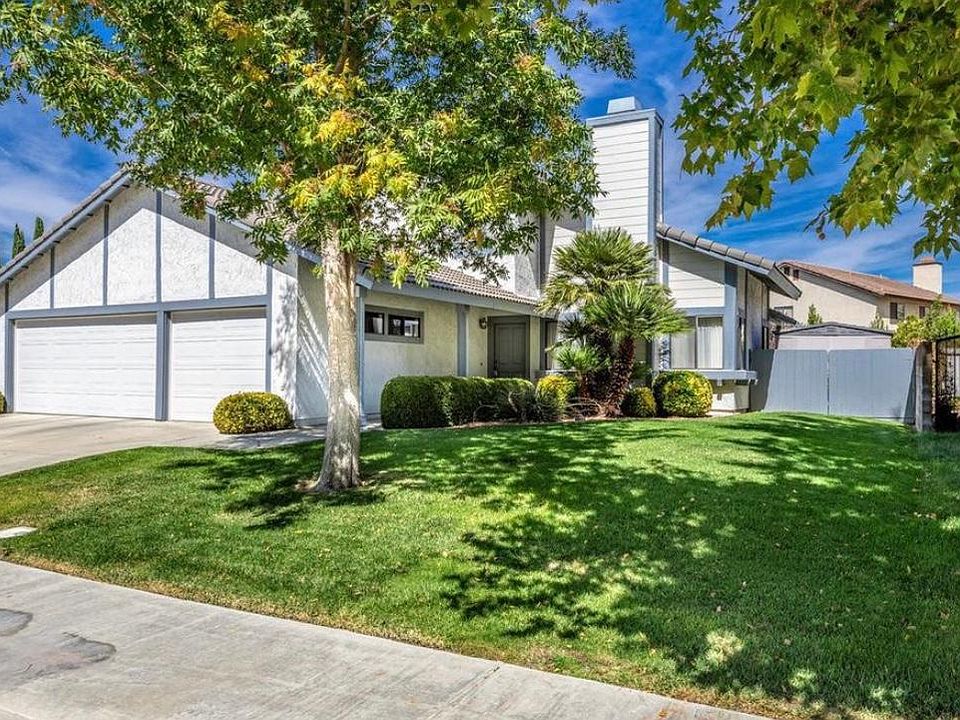 Front yard, with 3 car garage