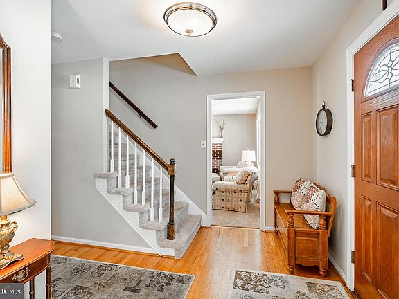 5th image of 23 Newtown Woods Rd