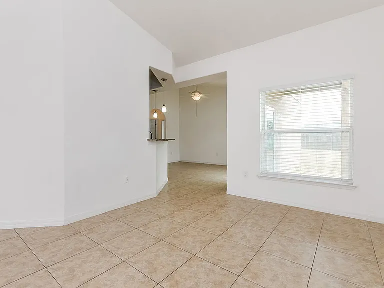 1143 Doncaster Ct — Photo 4