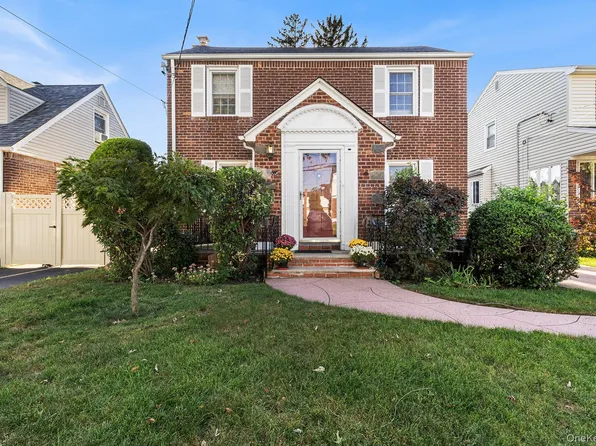305 White Road, Mineola, NY 11501