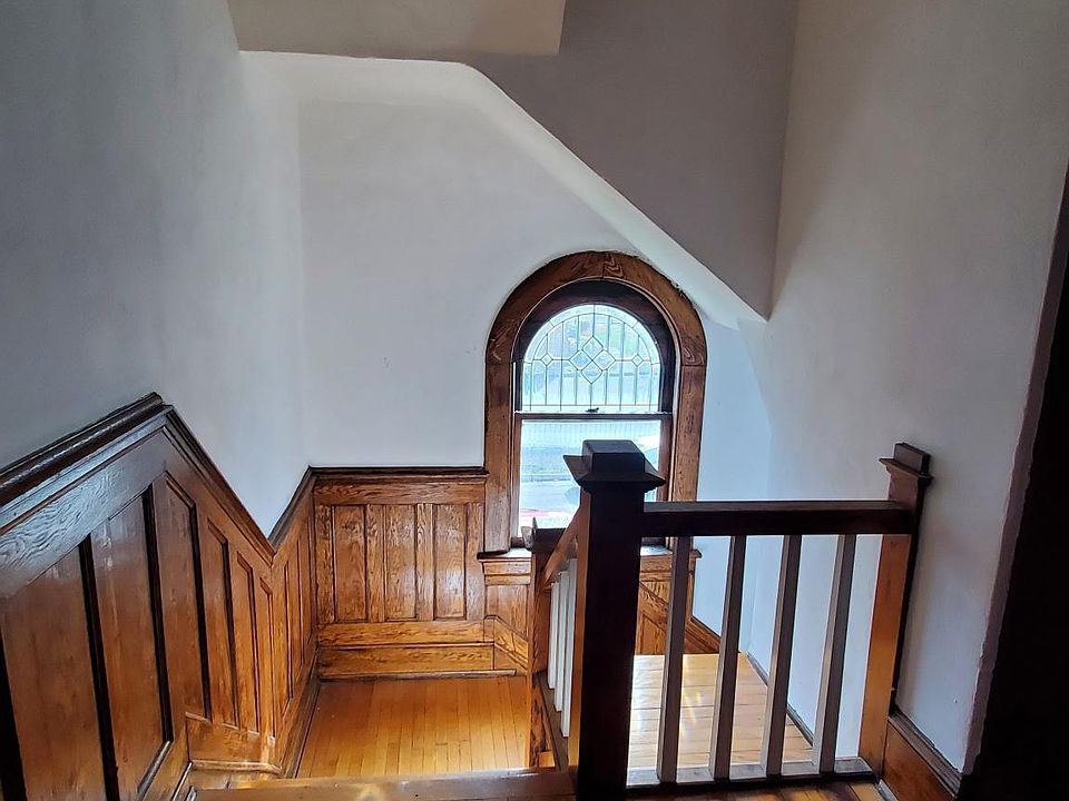 Tons of architectural details.
This apartment is on the second floor.