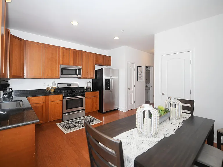 1624 Light St — Photo 8