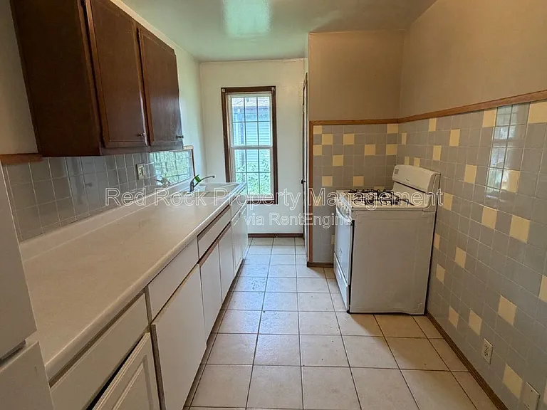 320 Highland Ave — Photo 8