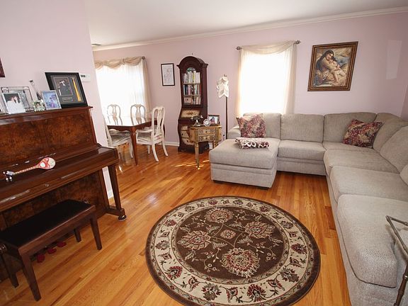 3rd image of 15 Ravenhurst Ave