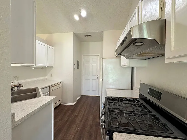 16404 Edgemere Dr — Photo 24
