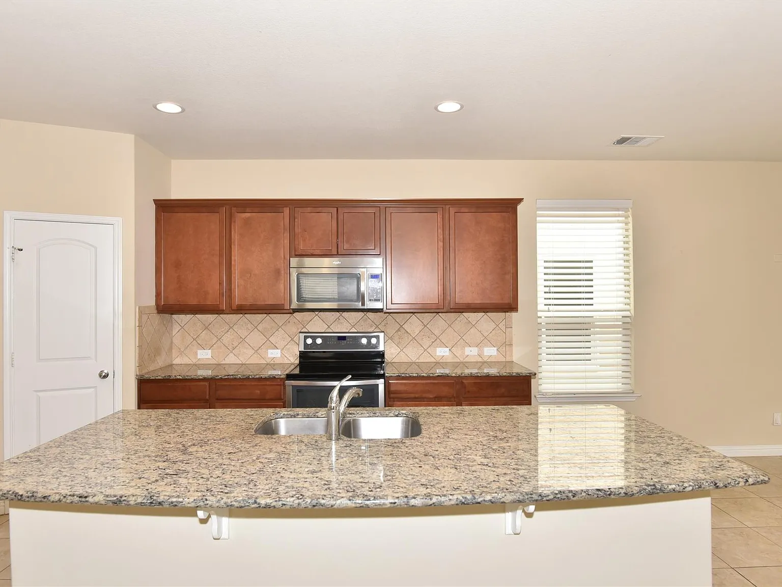 3 bed, 2.5 bath, 1929 sqft, $2,150 — Photo 4