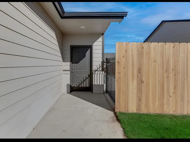 12107 W Shadow Lakes St — Photo 2