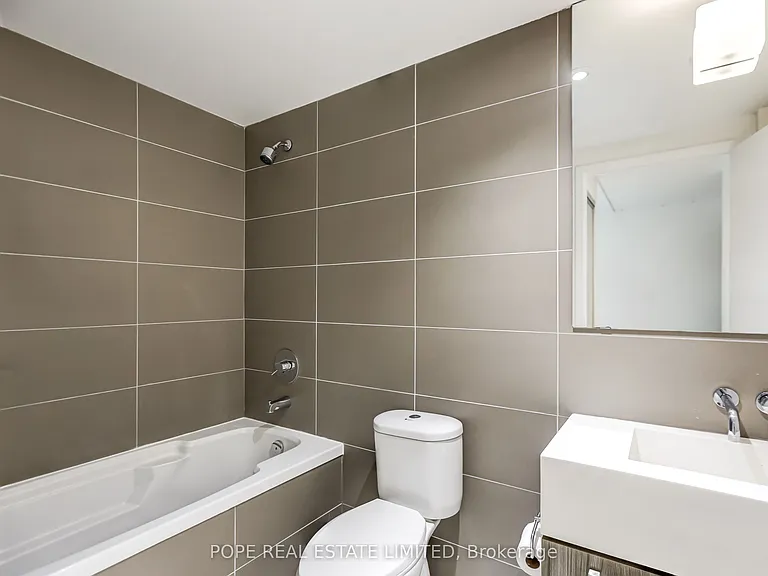 560 King St W #726 — Photo 23