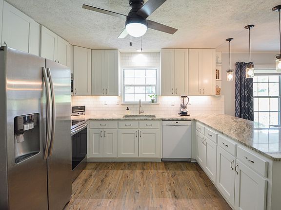 3rd image of 527 Hickory Dr