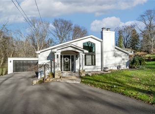 1725 Beaver Grade Rd, Coraopolis, PA 15108