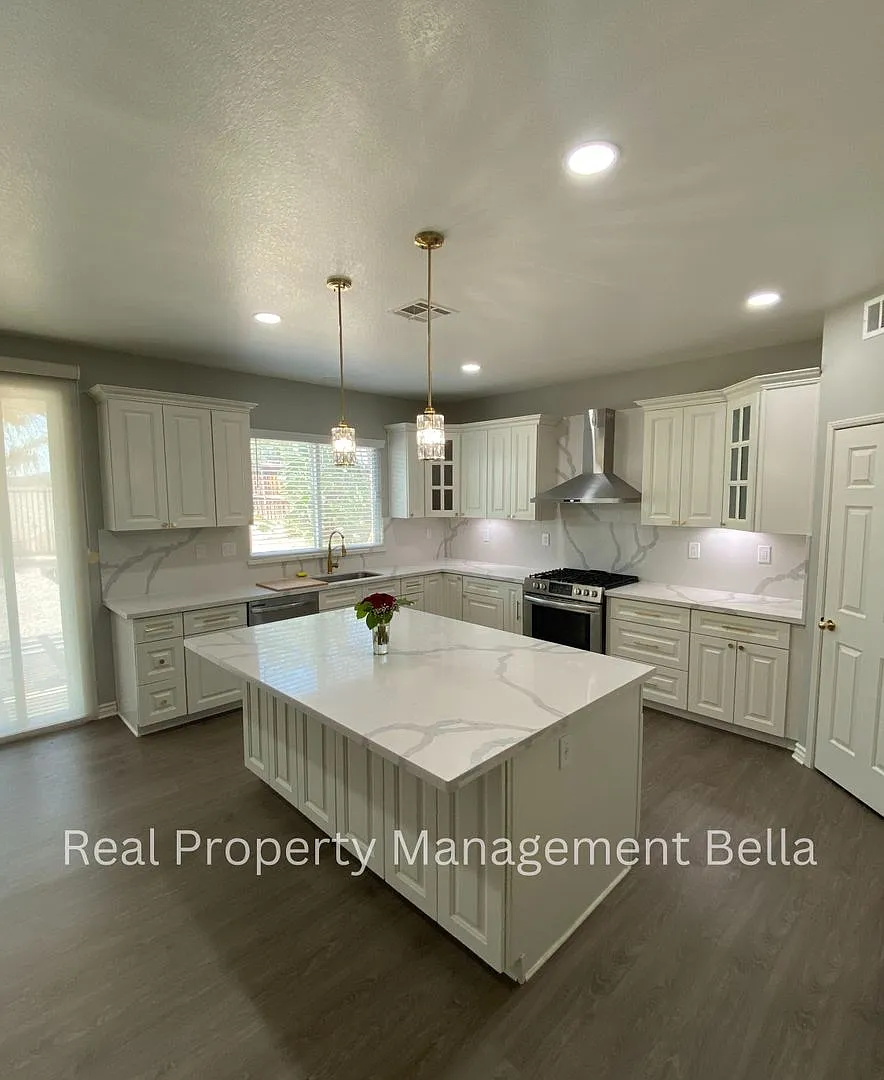 Spacious 5-Bedroom Home with 2 Bedrooms & Bath Downstairs — Photo 3