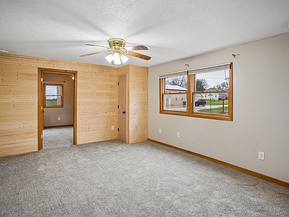 5th image of 100 E Prairie St
