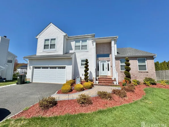 8 Woodmere Ct, Old Bridge, NJ 08857