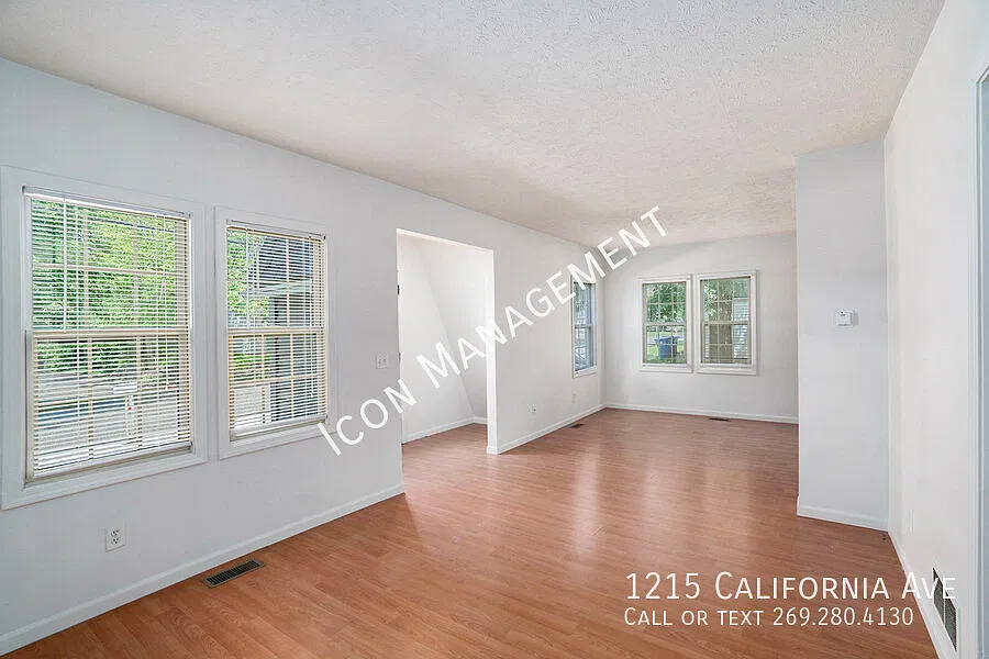 Charming off-campus home! — Photo 3