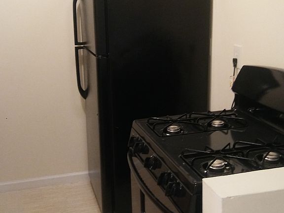 4th image of 627 Coster St #1