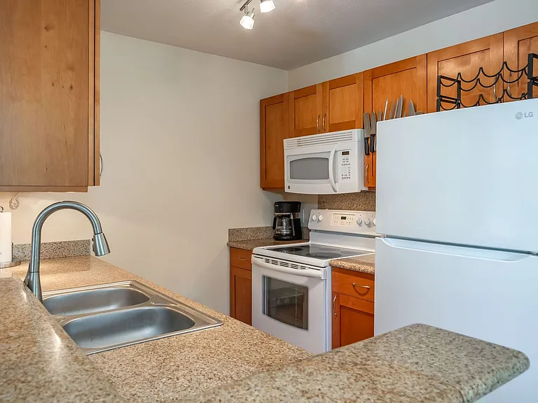 140 Uwapo Rd #38-204 — Photo 12
