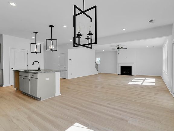 5th image of 180 Hunter Ridge Dr