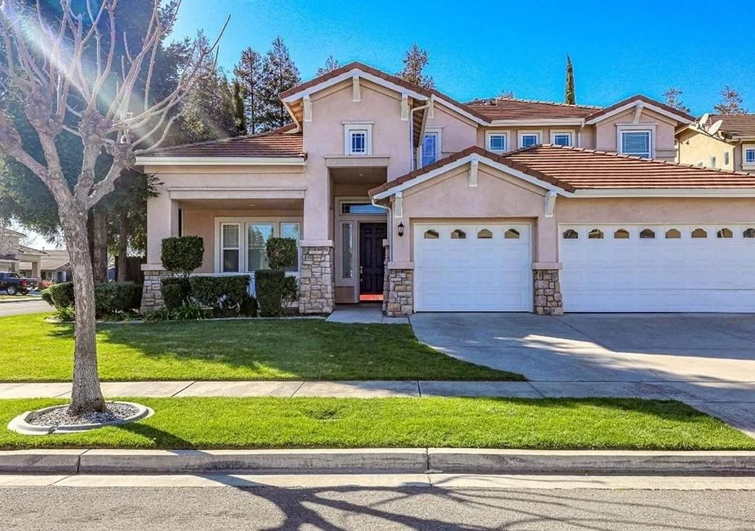 Stunning North Turlock home on a corner lot — Photo 1