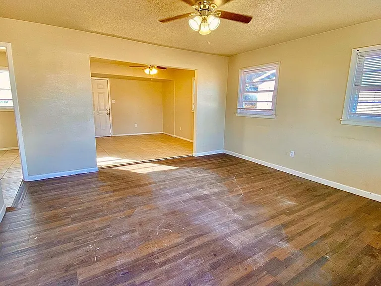 3016 E 3rd St — Photo 3