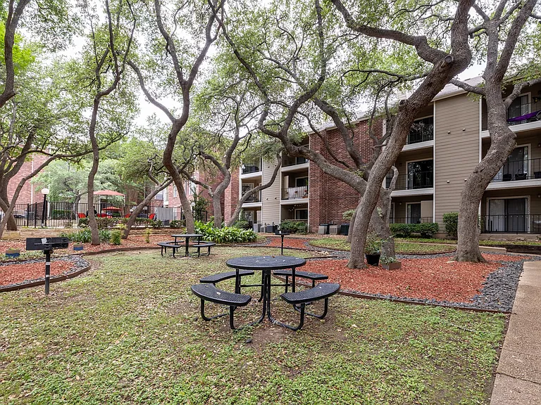Sutton House Apartments — Photo 10