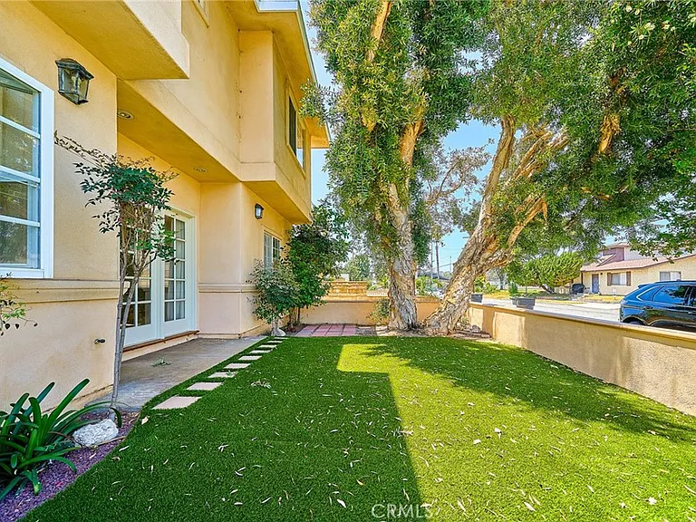 2108 Santa Fe Ave — Photo 4