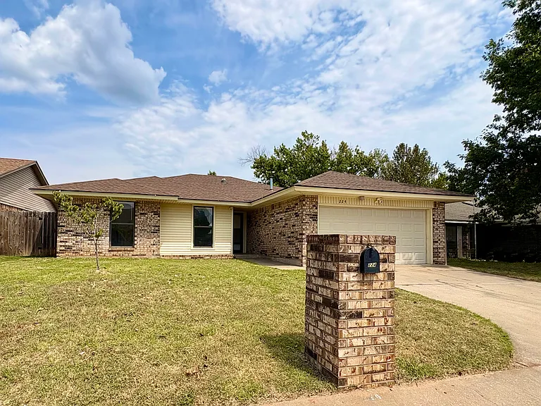 224 Oak Tree Ln — Photo 1
