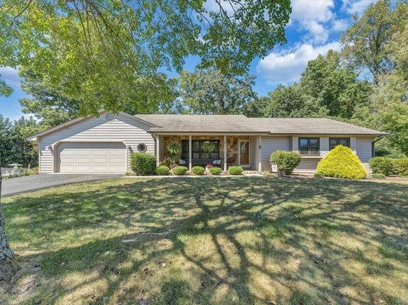 201 Willowood Dr, Vinton, VA 24179