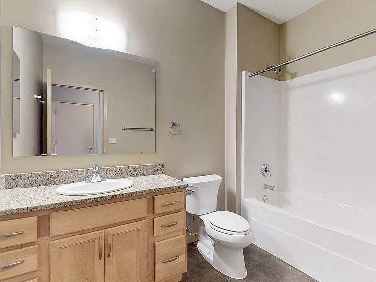 L14 Flats — Photo 94