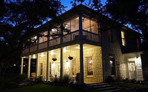 Twilight scene of the right front of home.